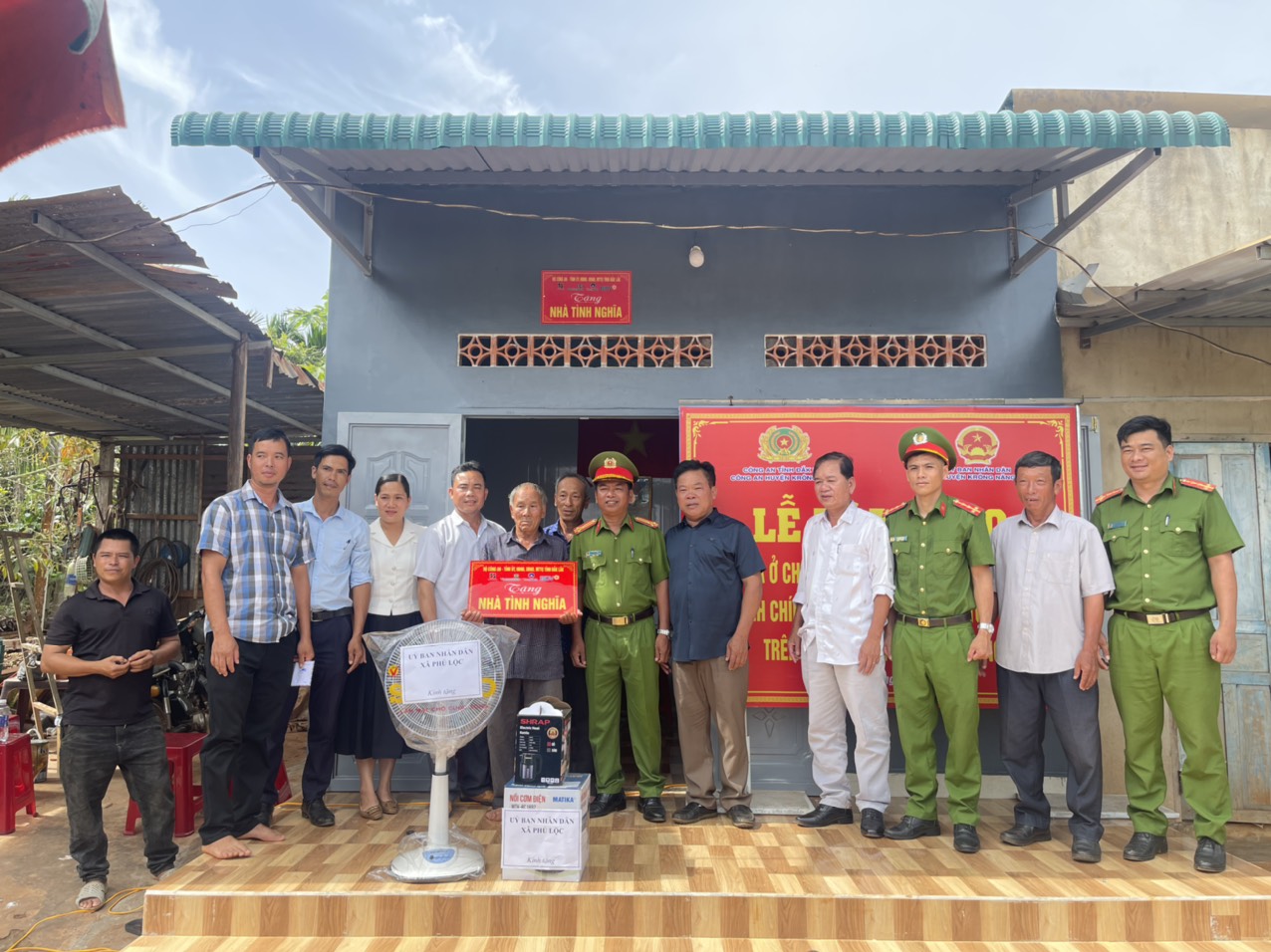 Bàn giao nhà cho hộ nghèo, hộ khó khăn về nhà ở tại xã Phú Lộc
