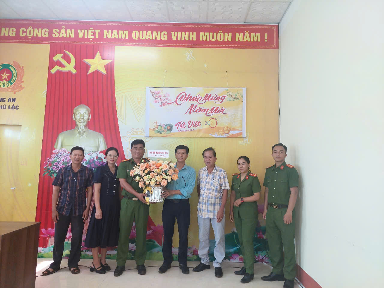 Lãnh đạo Đảng ủy- HĐND- UBND- UBMTTQ VN xã Phú Lộc gặp mặt, thăm và chúc mừng lực lượng công an xã.