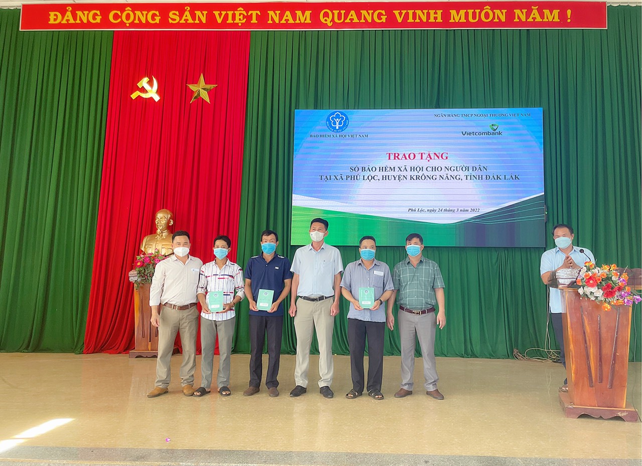 BHXH huyện Krông Năng: Trao tặng sổ BHXH cho người dân đồng bào thiểu số có hoàn cảnh khó khăn