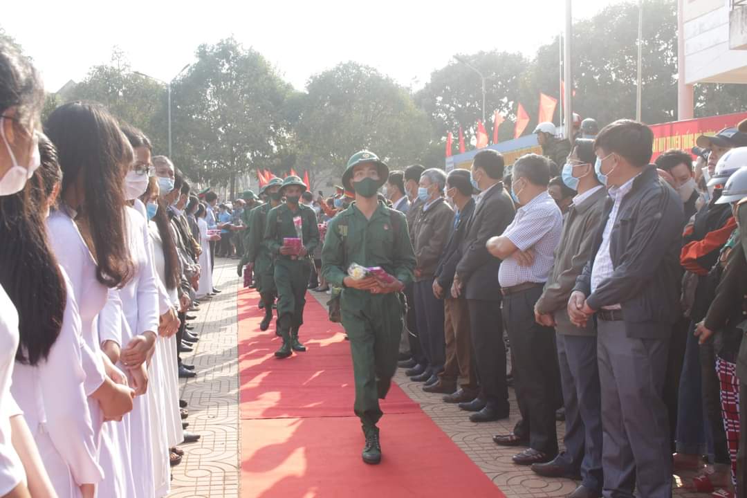 Lãnh đạo huyện nhà tặng hoa, chúc mừng thanh niên 