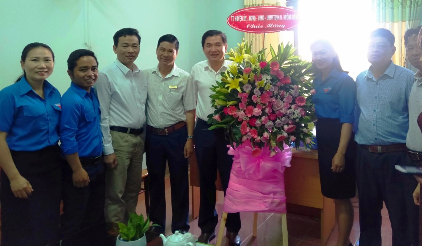 Lãnh đạo huyện tặng hoa chúc mừng nhân kỷ niệm 89 năm ngày truyền thống Đoàn TNCS Hồ Chí Minh
