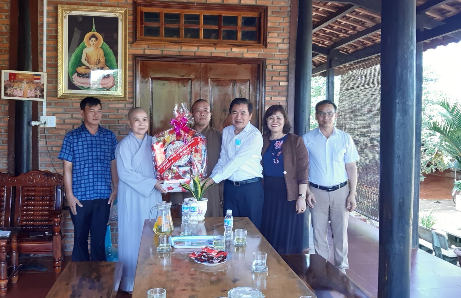 Lãnh đạo huyện Krông Năng đi thăm và tặng quà chúc mừng Đại lễ Phật đản năm 2020