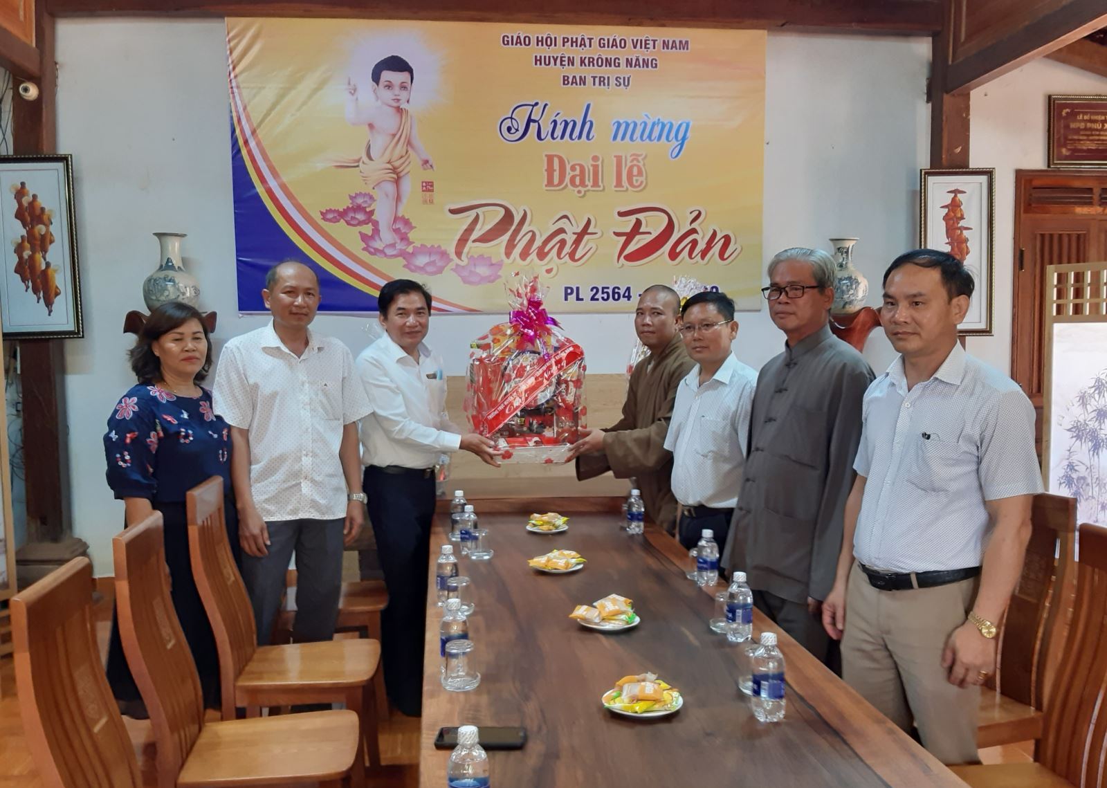 Đồng chí Trương Hoài Anhh cùng lãnh đạo Ủy ban MTTQ Việt Ma huyện, lãnh đạo các phòng, ban, xã Phú Xuân trao quà tại chùa Kim Quang, xã Phú Xuân