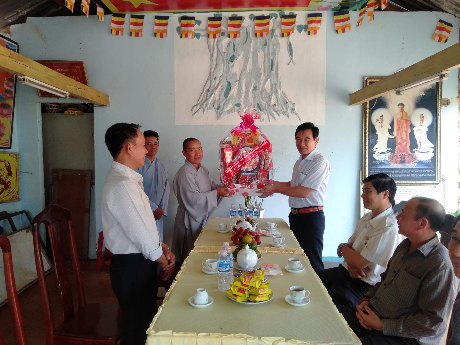 Ông Châu Văn Lượm phó chủ tịch UBND huyện thăm tặng quà tại niệm phật đường Trung Hòa xã Dliêya.