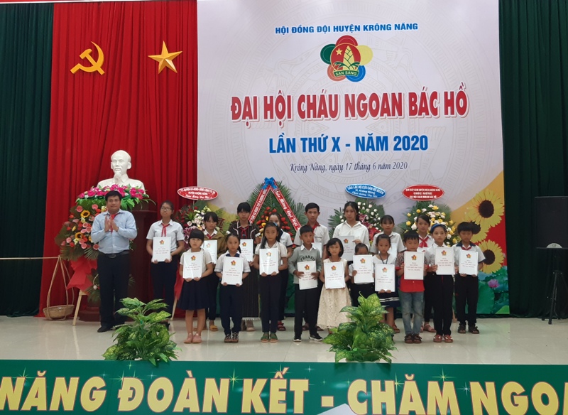 Đồng chí Y Bon Niê tặng giấy chứng nhận cháu ngoan Bác Hồ và giấy khen cho các cháu có thành tích xuất sắc trong thời gian qua