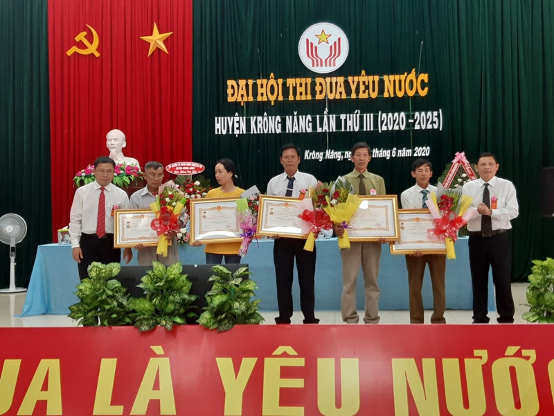 Ông Nguyễn Tuấn Hà, Phó Chủ tịch UBND tỉnh và ông Trần Trung Hiển, Bí thư huyện ủy trao bằng công nhận truy tặng Mẹ Việt Nam anh hùng của Chủ tịch Nước