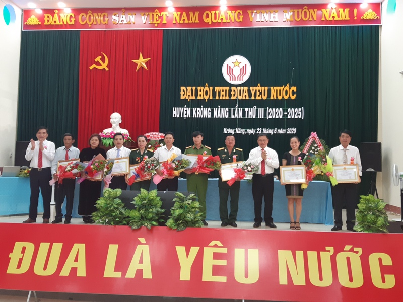 Ông Trần Trung Hiển, Bí thư huyện ủy và ông Trương Hoài Anh, Chủ tịch UBND huyện tặng giấy khen cho 10 tập thể xuất sắc