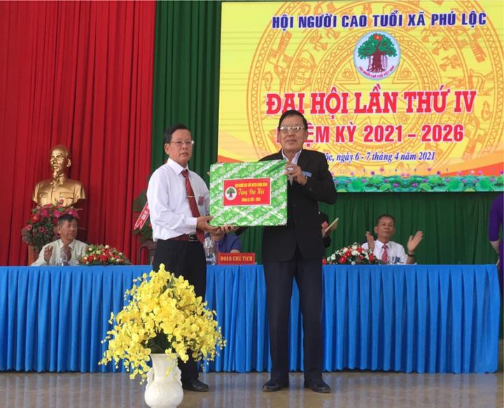 Đ/c: Trần Đình Long, Trưởng ban đại diện Hội NCT huyện tặng quà chúc mừng Đại hội