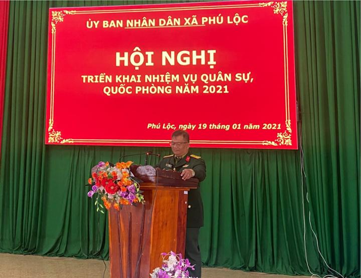 Đồng chí Thượng tá Rơ Lang Ngọc - Phó bí thư quân sự, Chính trị viên cơ quan Quân sự huyện phát biểu tại hội nghị