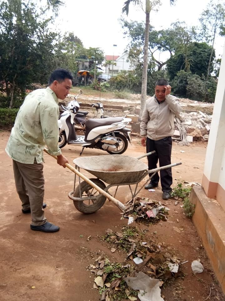 Công đoàn cơ sở xã Phú Lộc dọn vệ sinh đơn vị chiều thứ 6